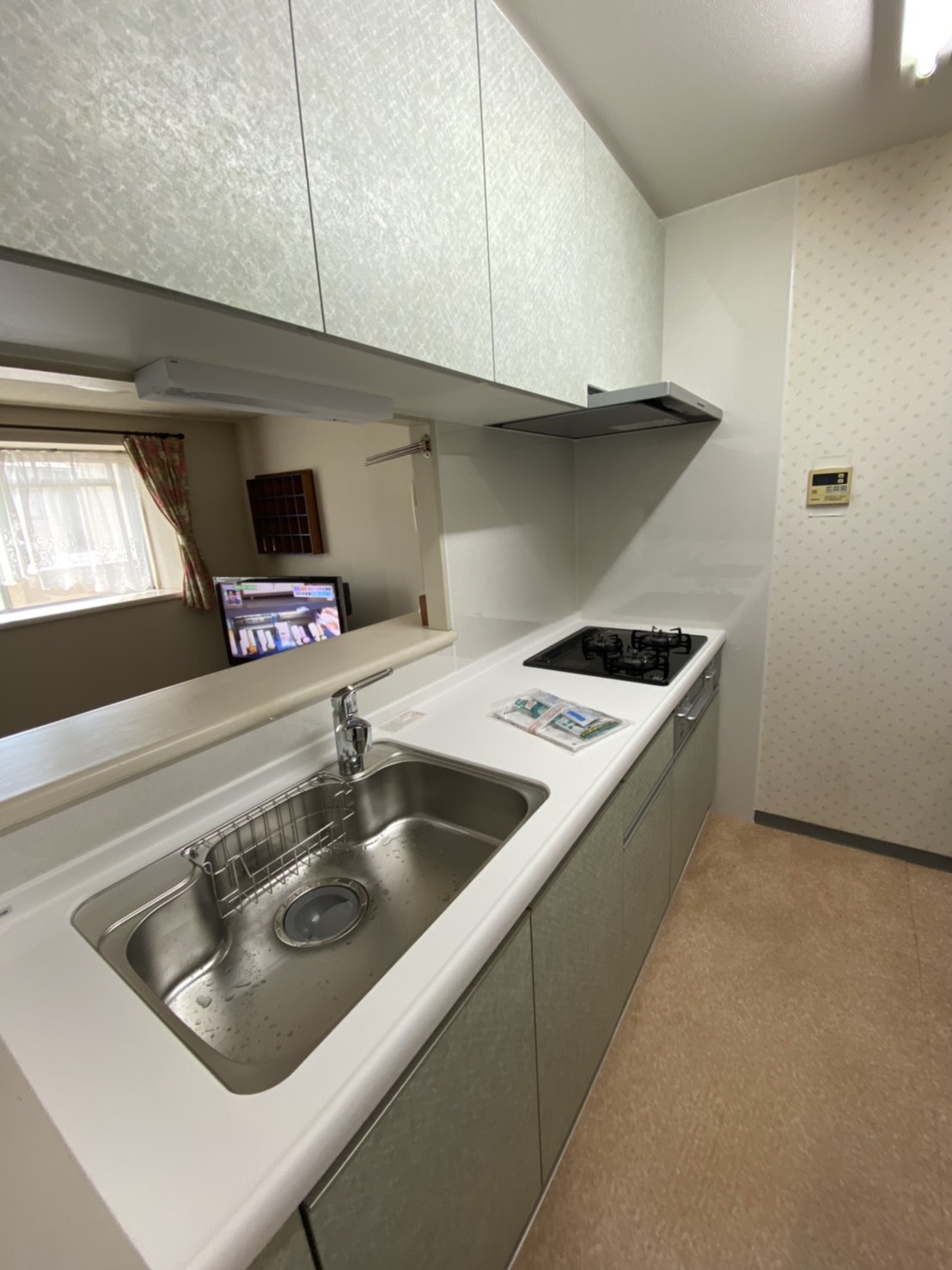 E5EC61DA-7309-435C-8214-6502D15E5F37